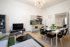 Kuchyňa alebo kuchynka v ubytovaní WAWELOVE spacious 3 bedroom apt 1 min to Main Sq!