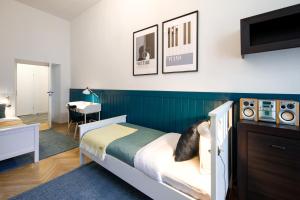 Posteľ alebo postele v izbe v ubytovaní WAWELOVE spacious 3 bedroom apt 1 min to Main Sq!