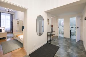 Posteľ alebo postele v izbe v ubytovaní WAWELOVE spacious 3 bedroom apt 1 min to Main Sq!