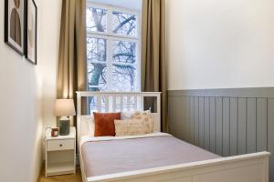 Posteľ alebo postele v izbe v ubytovaní WAWELOVE spacious 3 bedroom apt 1 min to Main Sq!