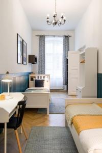 Posteľ alebo postele v izbe v ubytovaní WAWELOVE spacious 3 bedroom apt 1 min to Main Sq!