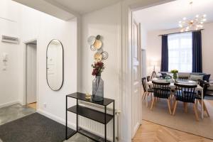 Fotografia z galérie ubytovania WAWELOVE spacious 3 bedroom apt 1 min to Main Sq! v Krakove