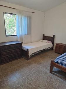 um quarto com 2 camas e uma janela em Chalet Abuela Betty em Tanti
