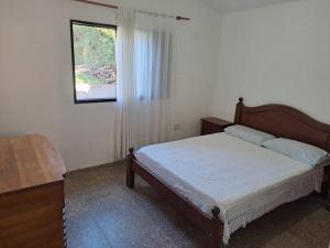 um quarto com uma cama e uma janela em Chalet Abuela Betty em Tanti