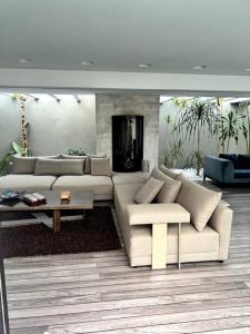 Foto dalla galleria di Luxury villa with a heated indoor pool and direct access to the beach a Nabeul