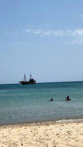 Foto dalla galleria di Luxury villa with a heated indoor pool and direct access to the beach a Nabeul