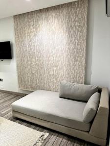 łóżko w pokoju ze ścianą w obiekcie Luxury villa with a heated indoor pool and direct access to the beach w mieście Nabul
