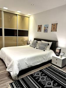 En eller flere senge i et værelse på Luxury villa with a heated indoor pool and direct access to the beach
