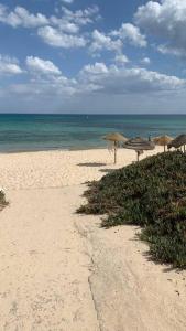 Foto dalla galleria di Luxury villa with a heated indoor pool and direct access to the beach a Nabeul