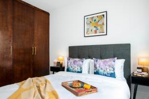 Elegant central London flat - ideal for weekend city break tesisinde bir odada yatak veya yataklar