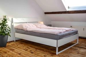 Photo de la galerie de l'établissement Schöne Dachgeschosswohnung nahe Köln, à Cologne