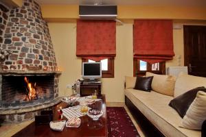 A seating area at Menalia Villas & Suites ΚΤΗΜΑ ΚΟΥΜΠΟΥΡΗ