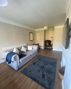 a living room with a couch and a rug at The Beautiful Bungalow Amazing location for Chester & Zoo in Wervin