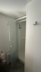 Ett badrum på Mobil-home 177