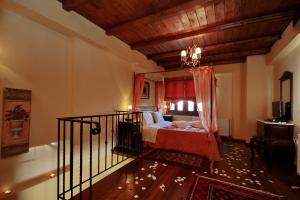 A bed or beds in a room at Menalia Villas & Suites ΚΤΗΜΑ ΚΟΥΜΠΟΥΡΗ