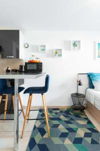 Pupat في مارسيليا: مطبخ مع طاولة وكرسي أزرق في غرفة