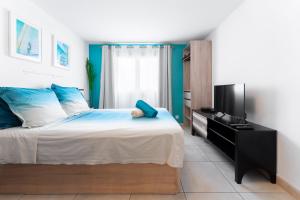 1 dormitorio con 1 cama grande y TV en Pupat en Marsella