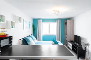 1 dormitorio pequeño con 1 cama y paredes azules en Pupat en Marsella