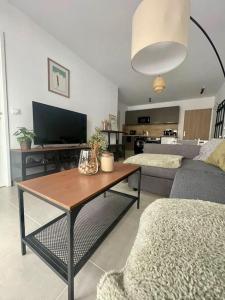 sala de estar con sofá y mesa en Superbe appartement proche des pistes ! en Saint-Étienne-de-Tinée