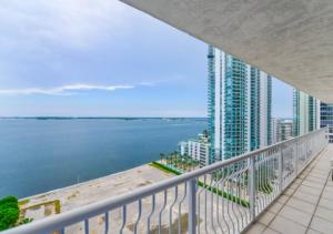 vistas al agua desde el balcón de un edificio en Stunning 3 Bed Condo With Ocean View, en Miami