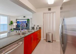 cocina con 2 lavabos y nevera en Stunning 3 Bed Condo With Ocean View, en Miami