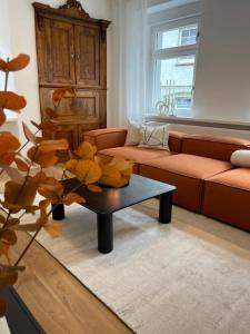 sala de estar con sofá y mesa de centro en Stilvolle Ferienwohnung: Alte Apotheke in Ürzig en Ürzig