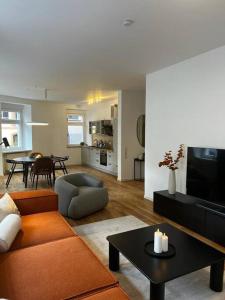 sala de estar con sofá y mesa en Stilvolle Ferienwohnung: Alte Apotheke in Ürzig en Ürzig