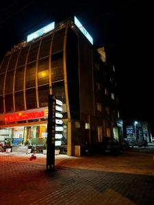 budynek z znakiem przed nim w nocy w obiekcie Hotel Northwind Mohali w mieście Mohali