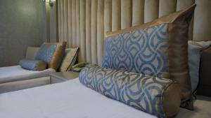 伯薩的住宿－布爾薩城市商旅酒店，一间卧室配有一张床、一张沙发和一把椅子