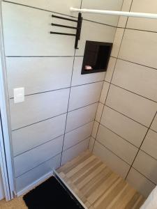 Cette chambre comprend une petite douche avec un banc. dans l'établissement Frente a la playa en El Pinar, à Ciudad de la Costa