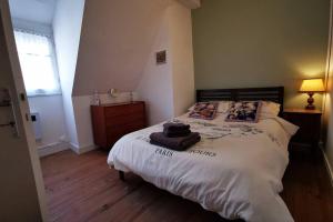 Postel nebo postele na pokoji v ubytování A little traditional French house