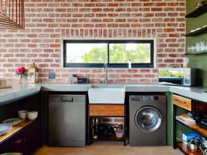 Кухня или мини-кухня в Steenbok farm cottages Sunbird Cottage
