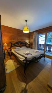 sypialnia z dużym łóżkiem w pokoju w obiekcie Alpenblick Leukerbad w mieście Leukerbad