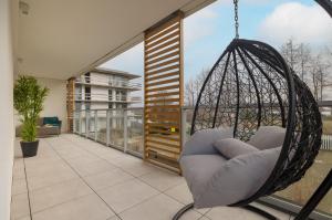 huśtawką na balkonie z widokiem w obiekcie Coast Apartment with Large, Furnished Balcony in Gąski by Renters w Gąskach