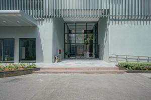 einen Eingang zu einem Gebäude mit Glastüren in der Unterkunft SOHO RESIDENCE - Serviced Apartment in Ho-Chi-Minh-Stadt