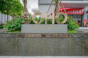 ein Schild für das Sony-Hauptquartier vor einem Gebäude in der Unterkunft SOHO RESIDENCE - Serviced Apartment in Ho-Chi-Minh-Stadt