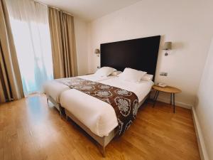 a bedroom with a large bed in a hotel room at FAY Victoria Beach in Rincón de la Victoria