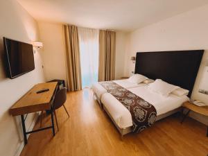 a hotel room with a large bed and a desk at FAY Victoria Beach in Rincón de la Victoria
