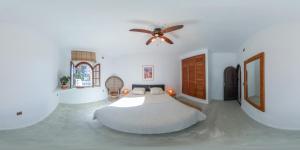 een slaapkamer met een bed en een plafondventilator bij Casita Valdemindianes in Ayamonte