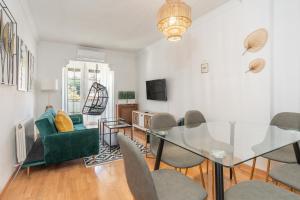 a living room with a glass table and chairs at tuGuest San Agustin II Apartment in Granada