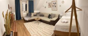 - un salon avec un canapé et un lit dans l'établissement Anjas Appartement I zentral I 81 qm stilvolle geräumige Wohnung I Parkplätze vorhanden, à Osnabrück