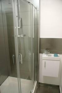 a bathroom with a glass shower and a sink at Inviting Relaxing 2-Bed House-Hampstead-London in London