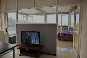 uma sala de estar com uma televisão de ecrã plano sobre uma mesa em Eye Catch Kandy em Kandy