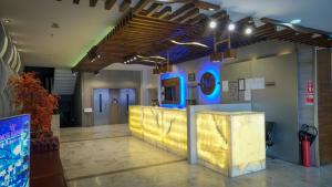 ブルサにあるKervansaray Bursa City Hotelの建物内の受付のあるロビー