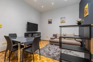 布達佩斯的住宿－Bold Base Apartment，客厅配有桌椅和沙发