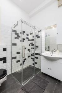 W łazience znajduje się prysznic, toaleta i umywalka. w obiekcie Bold Base Apartment w Budapeszcie