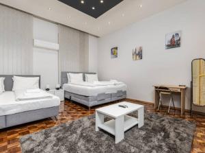 布達佩斯的住宿－Bold Base Apartment，客厅配有两张床和一张桌子