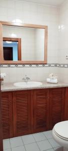 Ένα μπάνιο στο Moradia 3 quartos com piscina partilhada no Gerês Caniçada Braga