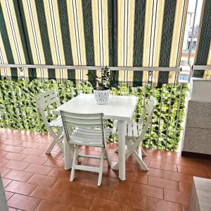 uma mesa branca e cadeiras numa varanda em Da Grazia Napoli Apartment em Nápoles