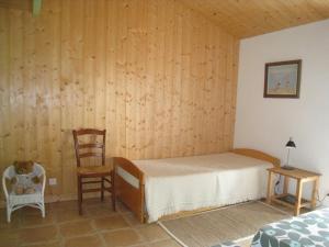 Ένα ή περισσότερα κρεβάτια σε δωμάτιο στο Maison rénovée près plage, 6 couchages, terrasse, BBQ, parking, internet inclus - FR-1-224B-588